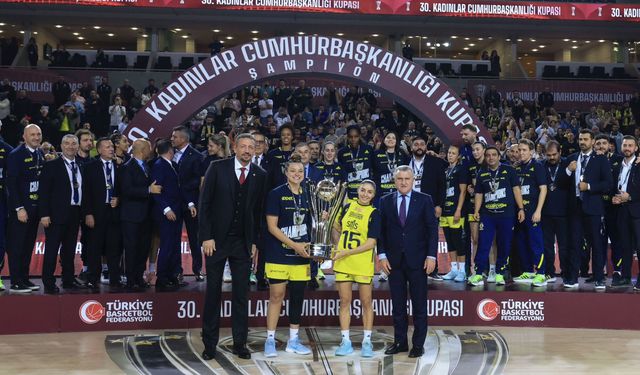 Bakan Bak Türkiye Kupası Şampiyonu Fenerbahçe Opet’i Tebrik Etti