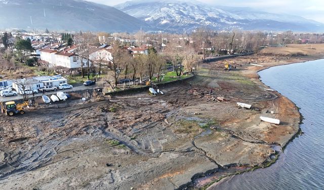 Sapanca Gölü’nde Kaçak Yapılara Yıkım Başladı