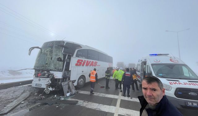 Sivas’ta Zincirleme Trafik Kazası: 4 Araç, 7 Yaralı