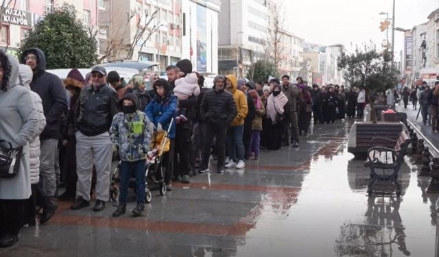 İstanbul Sultanbeyli’de Hamsi Festivalinde 2 Buçuk Ton Balık Dağıtıldı