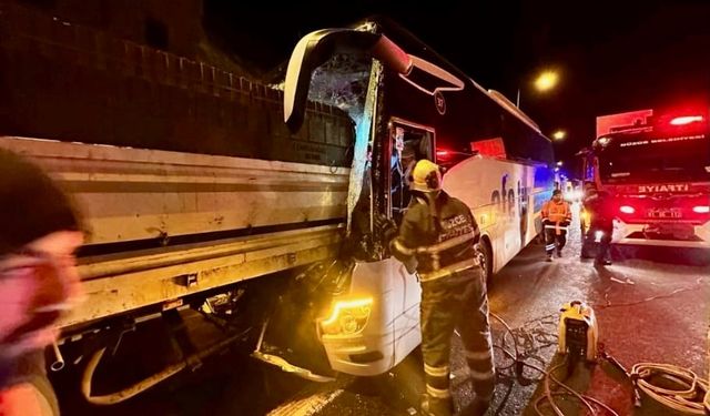 Yolcu Otobüsü TIR'a Çarptı: Muavin Öldü, 3 Yaralı