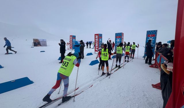 Yüksekova'da 365 Sporcunun Katıldığı Kayaklı Koşu Yarışması Başladı