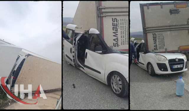 Tır Dorsesi Radar Aracının Üstüne Devrildi;Jandarma Personeli Yaralı