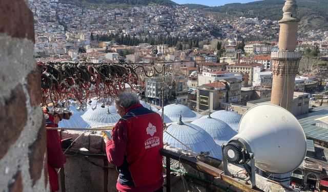 627 Yıllık Ulu Cami'ye 'Kul Hakkından Sakın' Mahyası Asıldı