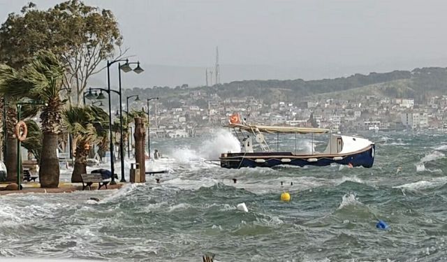 Balıkesir Ayvalık’ta Fırtına Deniz Taşırdı, Sokaklar Suya Büründü