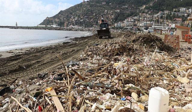 Alanya’da Sağanak Sonrası Sahil Atıkla Doldu