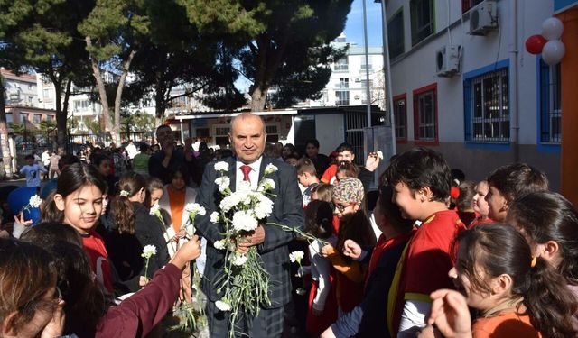 39 Yıl Görev Yapan Öğretmene “Efsane” Afişiyle Sürpriz