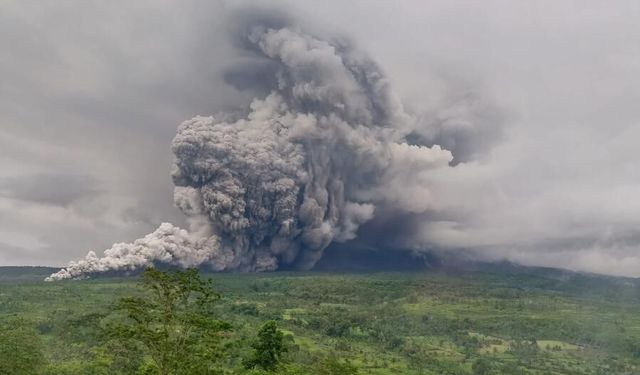 Endonezya'da Semeru Yanardağı 5 Kez Patladı