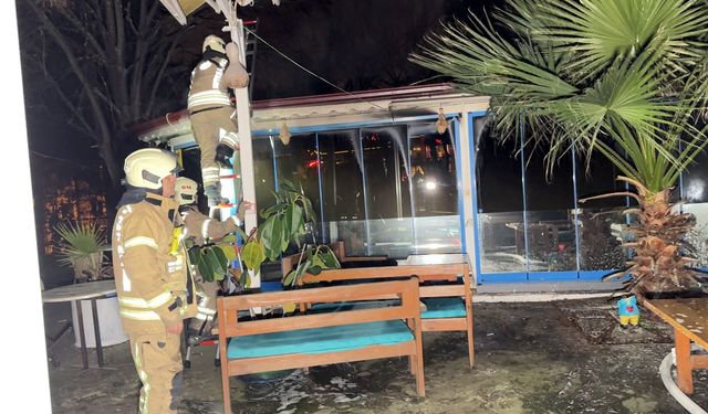 İstanbul Avcılar’da Park İçindeki Kafe Alev Alev Yandı