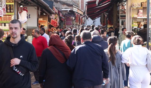 İstanbul Mısır Çarşısı’nda Ramazan Öncesi Alışveriş Yoğunluğu