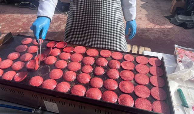 İstanbul Kağıthane’de 5 Tonluk Sucuk Ekmek İkramı Yapıldı