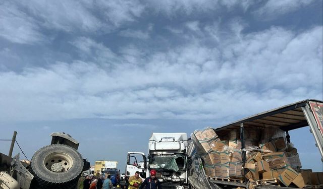 Manisa’da TIR, Otomobil ve Kamyonla Çarpıştı: 5 Yaralı