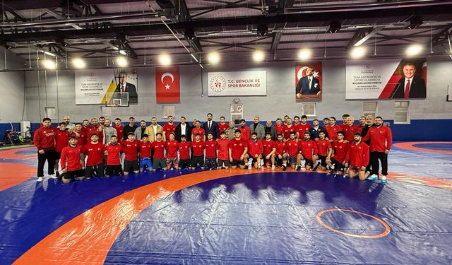 Mesut Özil Milli Güreş Takımıyla Buluştu