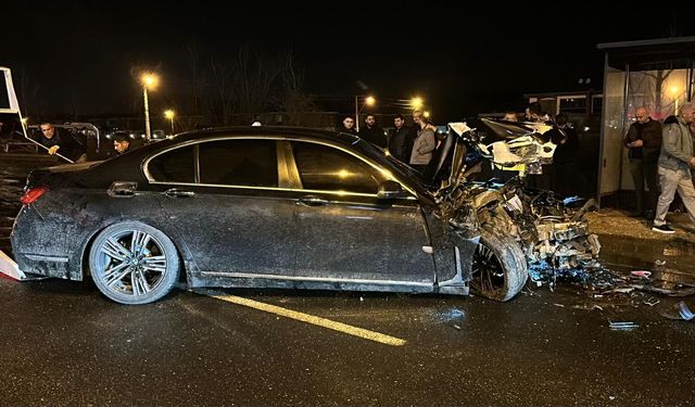 Otomobil-otobüs kazasında araç devrildi, 5 kişi yaralandı