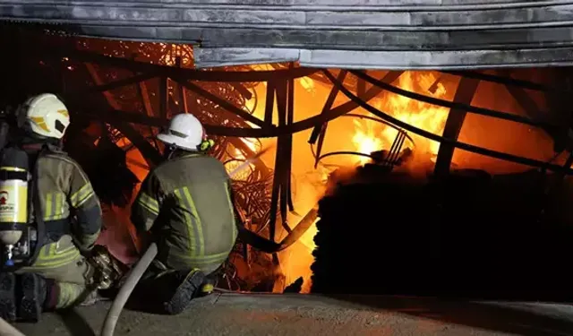 İzmir’de Mobilya Atölyesinde Yangın Depoya ve İş Yerlerine Sıçradı