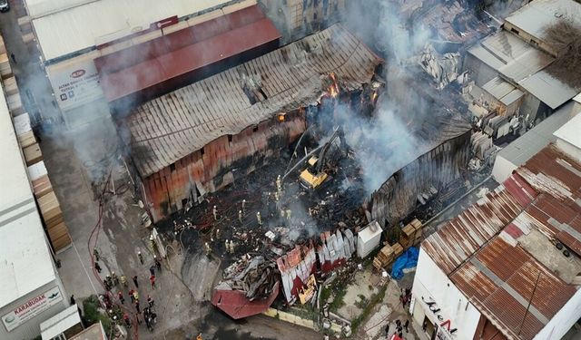 Alevler Sanayi Sitesini Sardı: İzmir’de 7 Dükkan Zarar Gördü