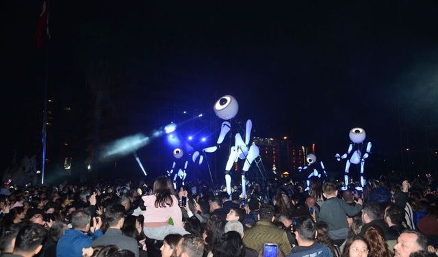 25’inci Uluslararası Adana Tiyatro Festivali 'Avenir' Adlı Gösteriyle Başladı