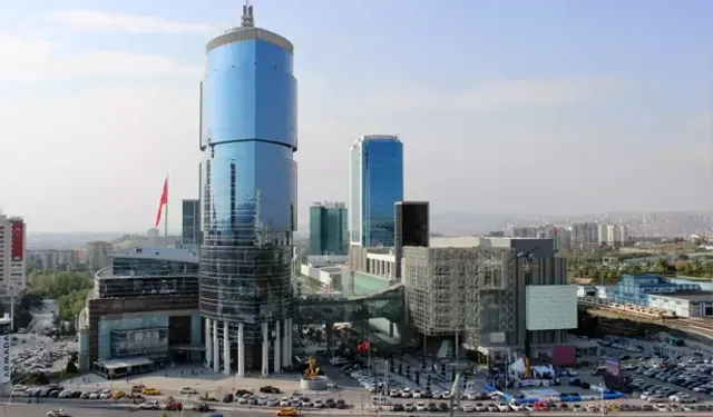 Ankara'da Bir AVM 18 Yaşının Altındakilerin Hafta Sonu Velisi Olmadan Girişlerini Yasakladı