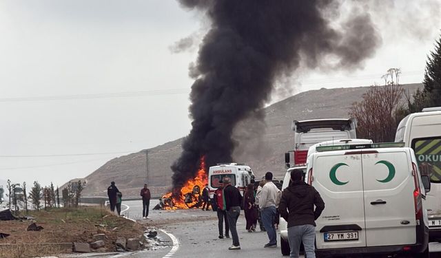 Batman’da Refüje Çarpan Otomobil Yandı: 2 Yaralı