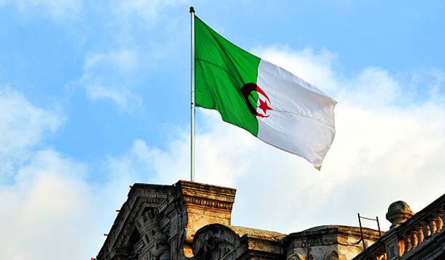 Cezayir'de Askeri Uçak Kazası: 2 Ölü