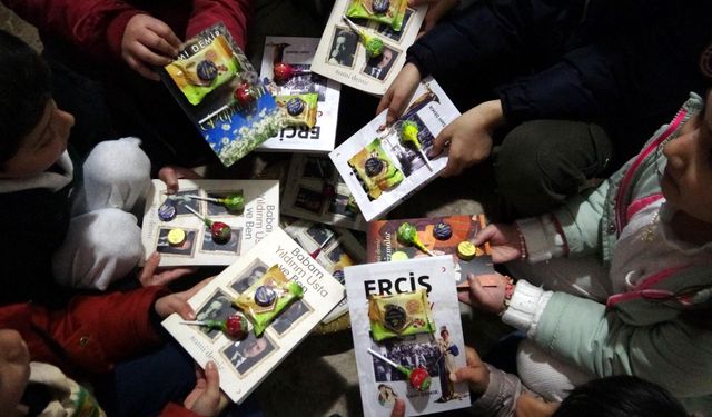 Çocuklara Kitap Sürprizi: Üzerine Çikolata Yapıştırıp Hediye Etti