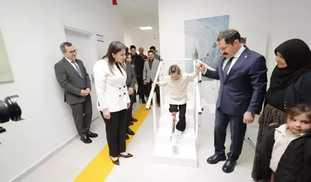 Depremzede Zeynep Özel Protezle İlk Adımlarını Attı