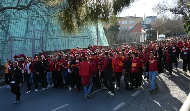 Derbi Öncesi Galatasaray Taraftarı Dolmabahçe’ye Geldi