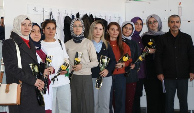 650 Meslektaşa Fatma Nur Öğretmen Anısına Çiçek Verildi