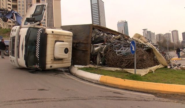 İstanbul’da Dönüş Yapan Kamyon Devrildi