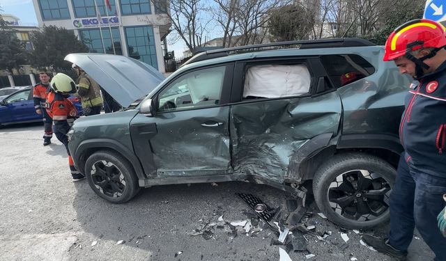 İstanbul Avcılar’da Otomobiller Çarpıştı: 1 Sürücü Yaralandı
