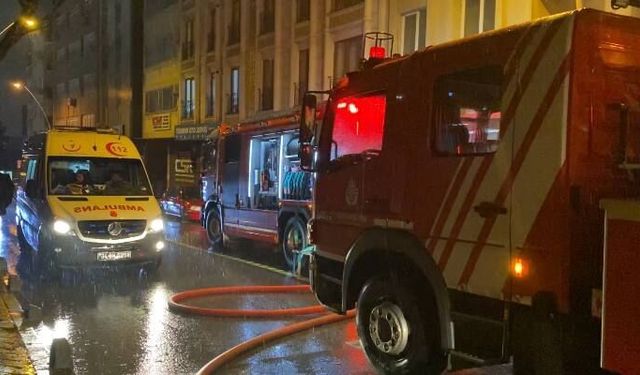 İstanbul Bahçelievler’de Hurdalıktan Yükselen Alevler Yan Binaya Sıçradı