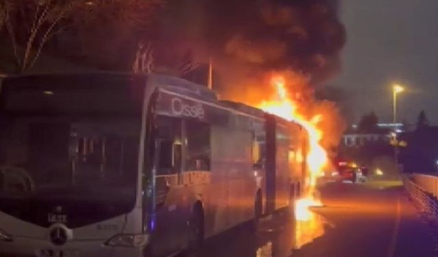 Beşiktaş’ta Metrobüste Çıkan Yangında Yolcular Araçtan İndirildi