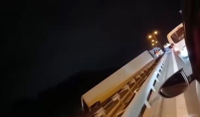 TEM Otoyolu Büyükçekmece Mevkiinde TIR Devrildi