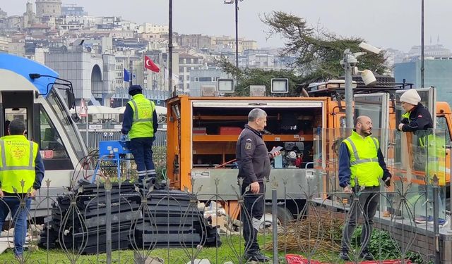 İstanbul’da Toplu Taşıma Alarmı: Tramvay Raydan Çıktı
