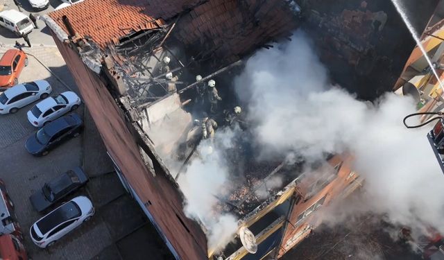 Esenler’de Çatı Katı Yangını Söndürüldü
