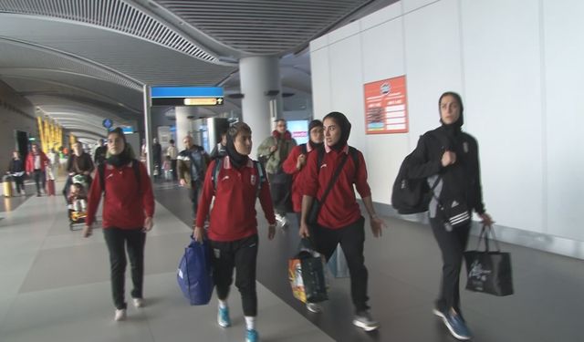 İran Kadın Milli Futbol Takımı Oyuncuları İstanbul'a Geldi