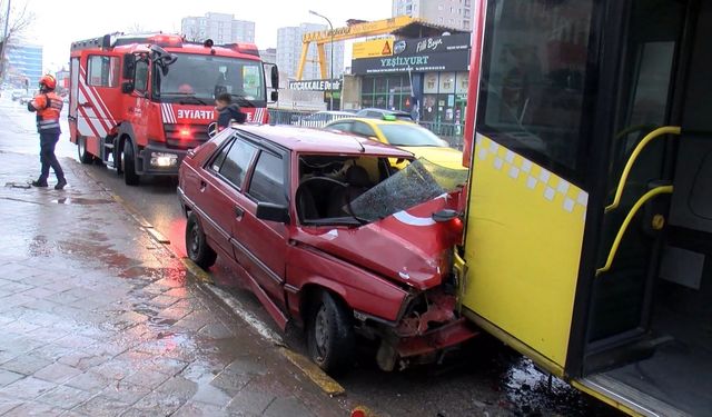 Kontrolden Çıkan Otomobil İETT Otobüsüne Çarptı: 1 Yaralı