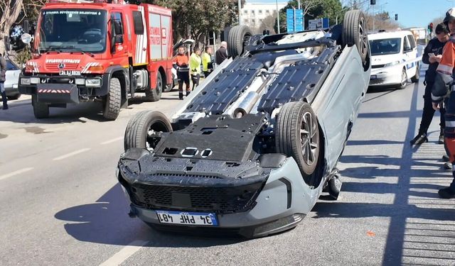 Bariyere Çarpan Araba Takla Attı