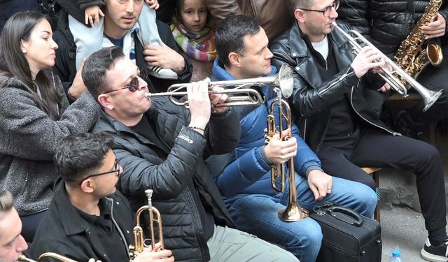 İzmir'de Arife Çalgısı Geleneği: Sokaklarda Bayram Coşkusu