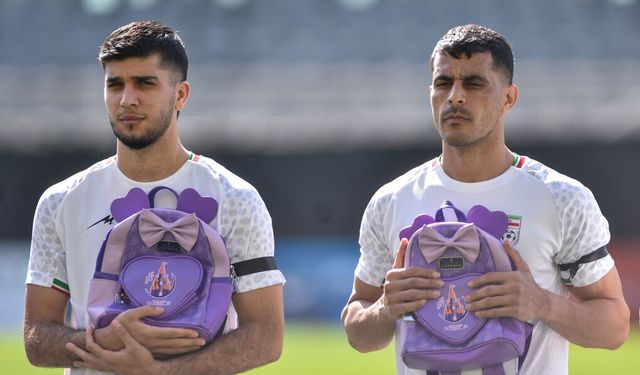 İran Milli Takımı Sahaya Çocuk Sırt Çantasıyla Çıktı
