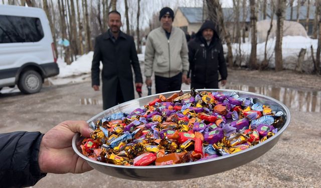 Kar Altında Asırlık Gelenek: Kapı Kapı Dolaşıp Bayramlaştılar