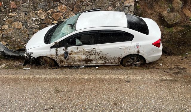 Kontrolden Çıkan Otomobil İstinat Duvarına Çarptı, 4 Yaralı