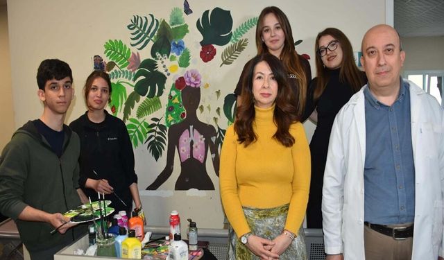 Öğrenciler Onkoloji Servisinin Duvarlarını Çiçeklerle Süsledi