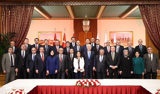 Numan Kurtulmuş Komisyon Üyeleriyle İftarda Buluştu