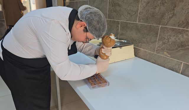 Lise Öğrencileri Hem Meslek Öğreniyor Hem Para Kazanıyor