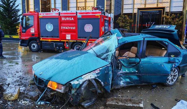 Reklam Panosuna Çarpan Otomobil Sürücüsü Hayatını Kaybetti