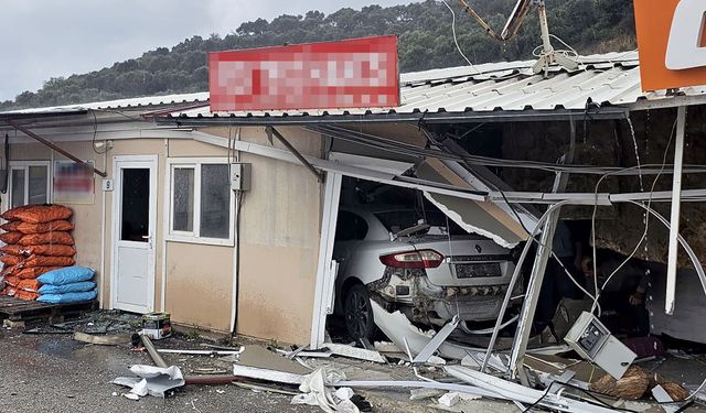 Hatay'da Kontrolden Çıkan Araç Prefabrik Dükkanlara Daldı