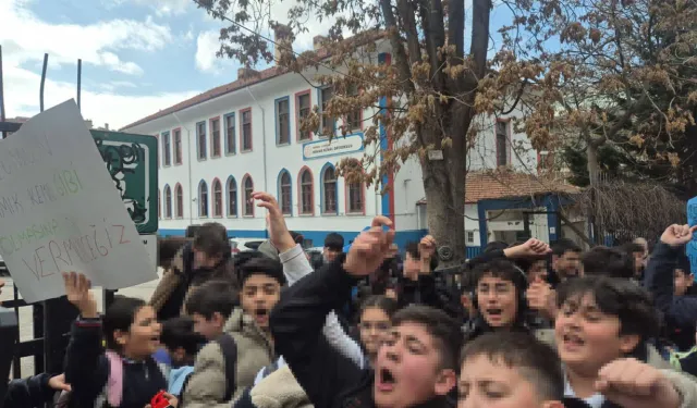 Mimar Kemal Ortaokulu Hakkındaki Kapatma Kararı Protestoyla Karşılandı