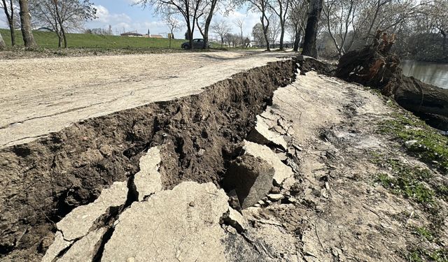 Taşkın Sonrası: Tunca Nehri Kıyısında Çatlak ve Göçükler Meydana Geldi