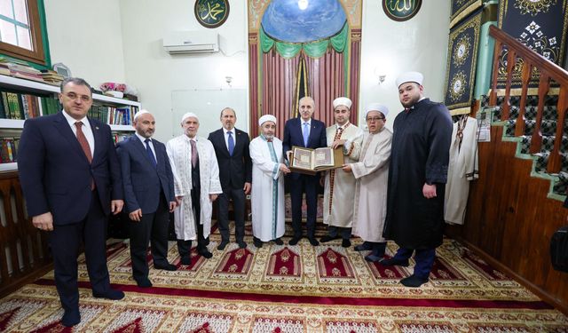 Numan Kurtulmuş, Bükreş Merkez Camii’ni Ziyaret Etti